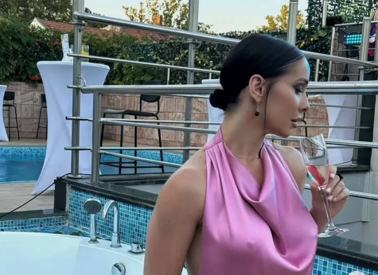 Godinama vredno trenira: Naša glumica (45) pozirala u kupaćem i pokazala neverovatne mišiće (FOTO)