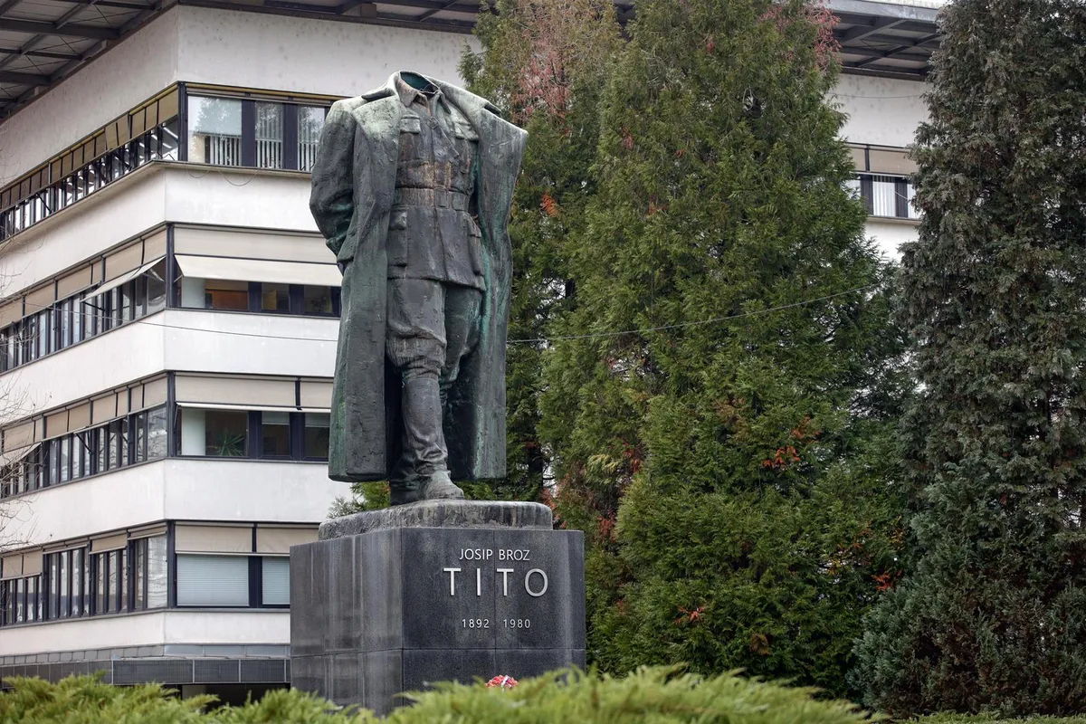 Odsekao glavu Titovom spomeniku i vozio je u gepeku: Preti mu pet godina zatvora