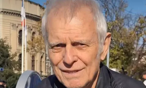 Snimak Branka Kockice na terasi koja gleda na Slaviju za vreme protesta postao je hit na mrežama VIDEO