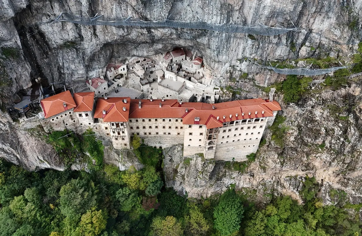 Manastir koji prkosi vremenu i gravitaciji: Mesto na kome su dva monaha sanjala isti san - Bogorodica je imala poruku za njih