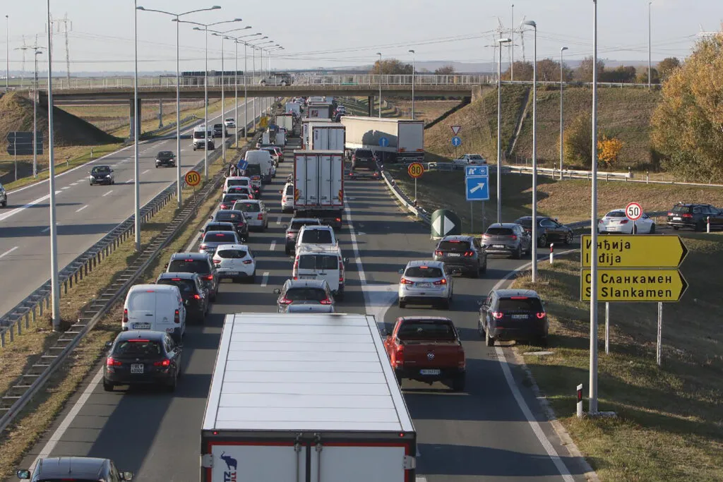 Jedna osoba stradala u sudaru kamiona na auto-putu: Iz cisterne nakon nesreće cureo gas, put i dalje blokiran