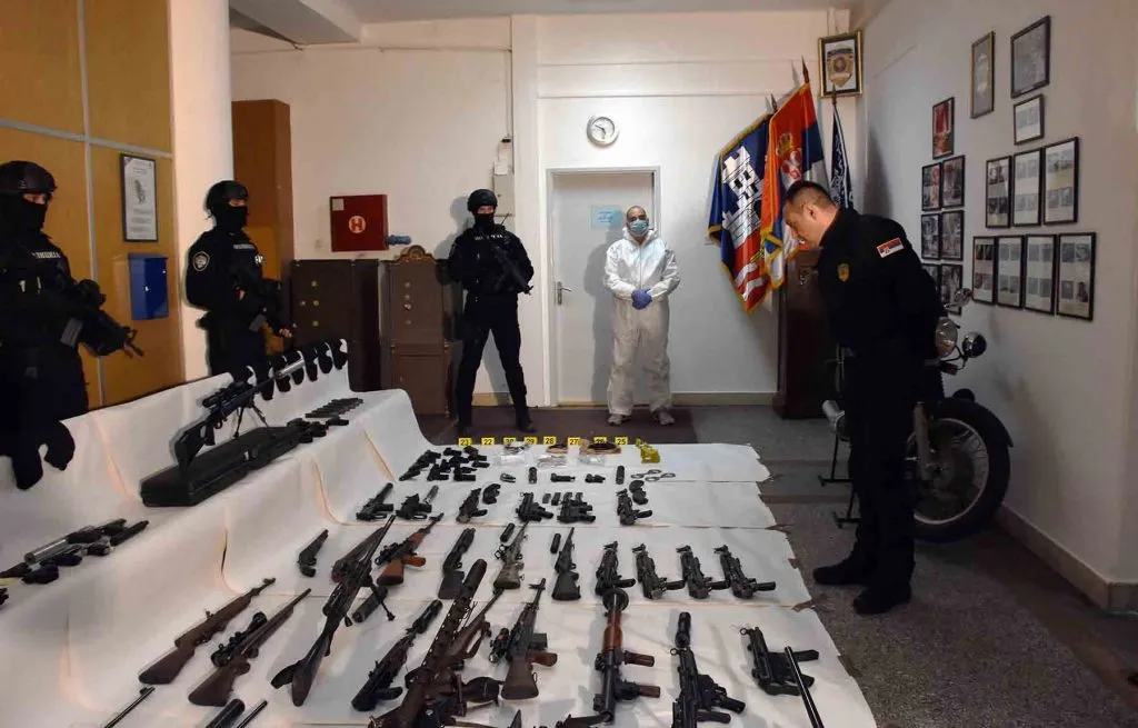 Policija pronašla pušku, pištolj i municiju: Krivična prijava za muškarca iz Aranđelovca