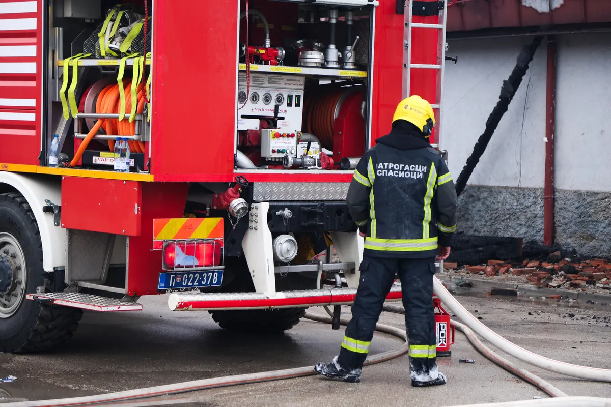 Požar u zgradi u Ustaničkoj ulici: Dim uznemirio stanare, 17 vatrogasaca izašlo na lice mesta