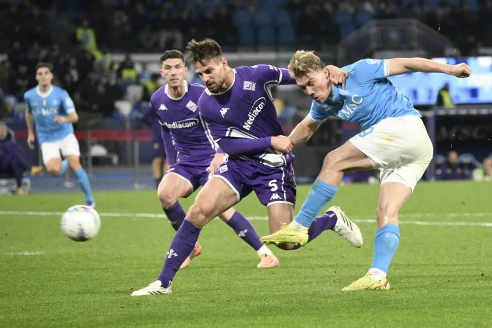Napoli uz mnogo muka pobedio Fjorentinu i nastavio poteru za Interom i Milanom Kép