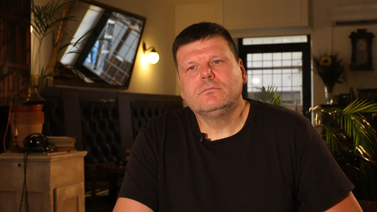 Progovorio o nehumanim uslovima u domu za decu i mlade, pa dva puta ostao bez posla: Priča Petra Vladetića u dokumentarcu „Cena obraza“