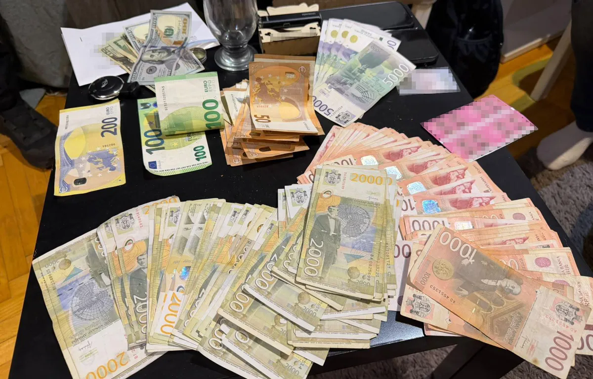 VIDEO Ovako su uhapšeni pripadnici OKG osumnjičeni za dva surova ubistva: Zaplenjena droga, novac, luksuzni satovi, vaga za merenje...