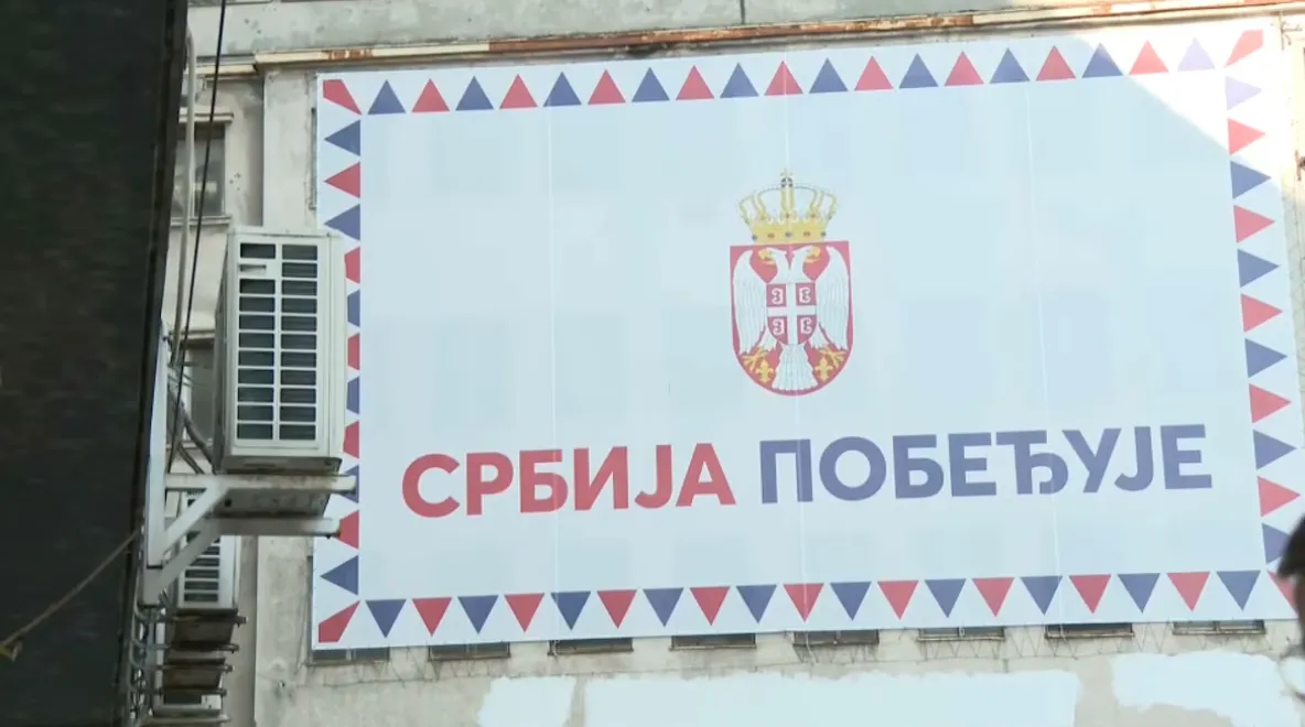 Incidenti ispred štandova SNS-a u Novom Sadu: Stanovi okolnih zgrada puni dima od pirotehnike