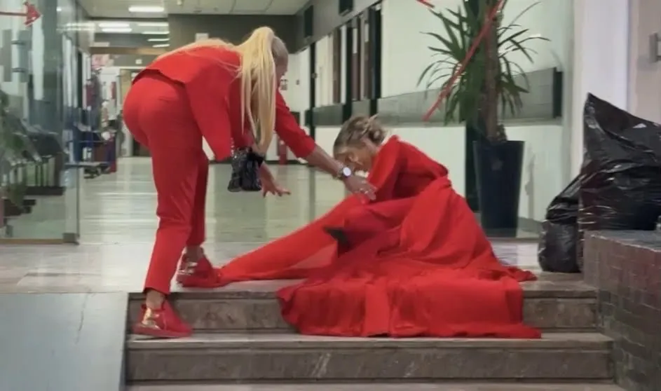 Pevačica pala na stepenicama pred izlazak na scenu festivala Sabor narodne muzike Srbije (VIDEO)