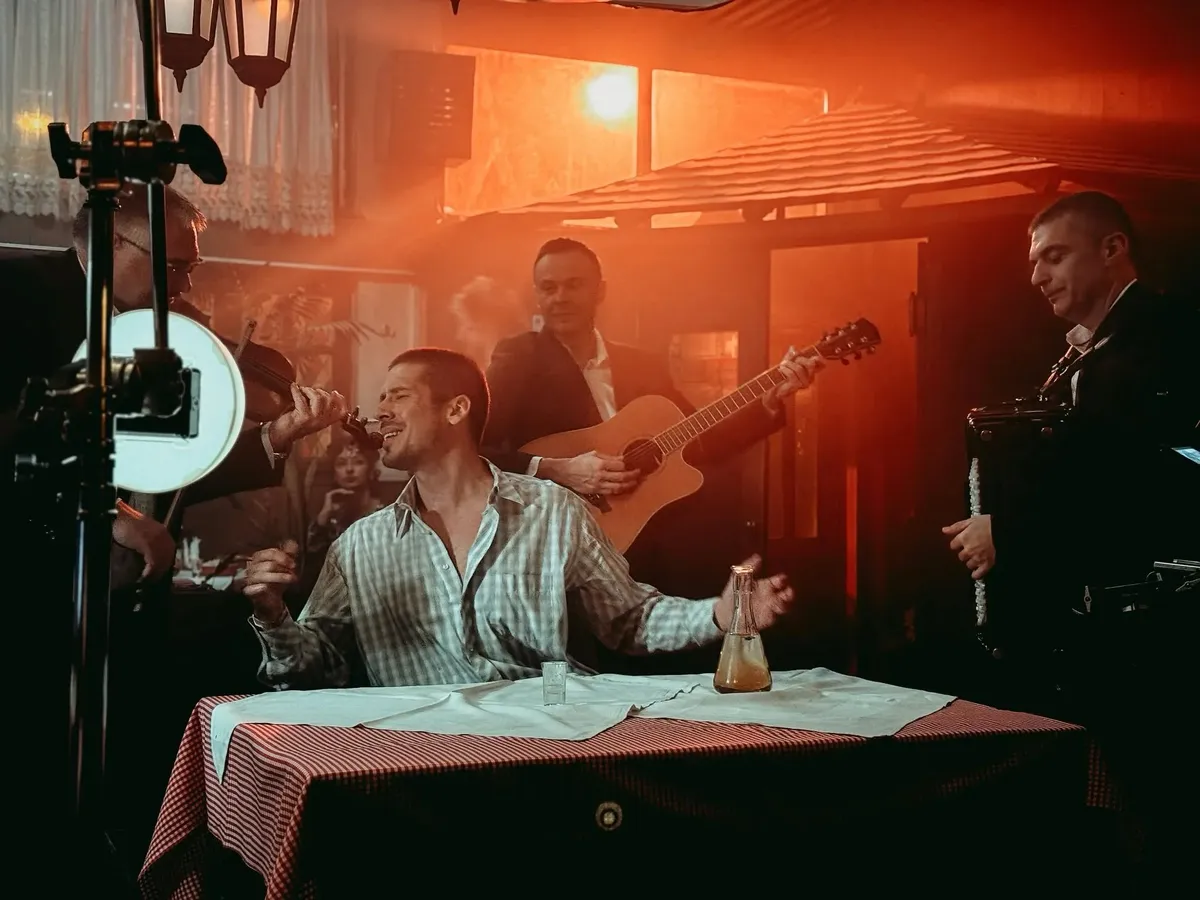 Filmska priča Nikole Rokvića: Mirjana Karanović u spotu za novu pesmu „Opet pijan“