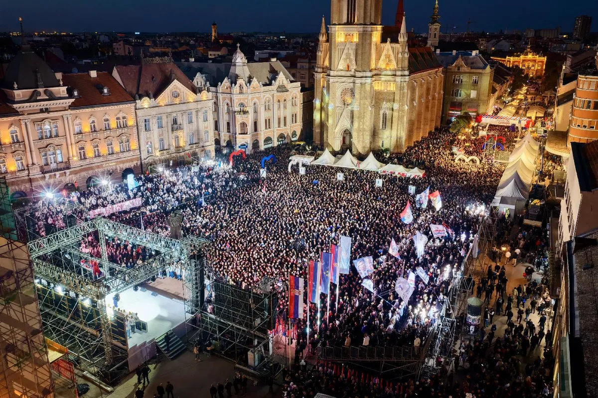 Na fotografiji sa skupa SNS-a u Novom Sadu "pomeren spomenik" Svetozaru Miletiću da bi izgledalo da ima više ljudi - tvrde Novosađani, a pogledajte i sami