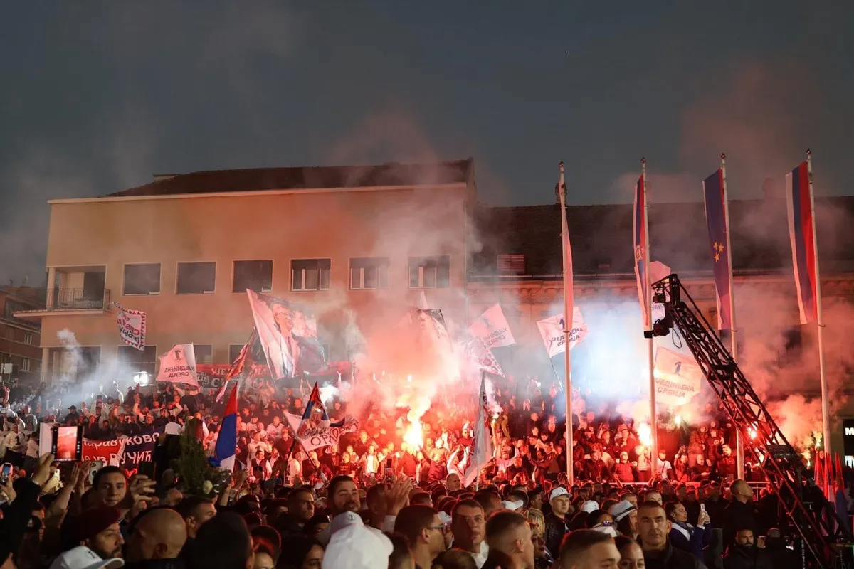 Odgurivanje, psovke i pretresanje izveštača na mitingu SNS u Novom Sadu