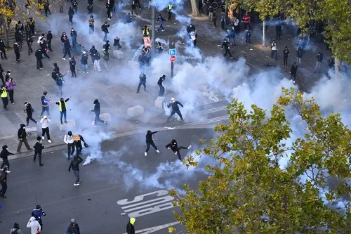 FOTO, VIDEO Francuska na nogama: Studenti, radnici i Žuti prsluci na ulicama, policija baca suzavac, više od 160 uhapšenih