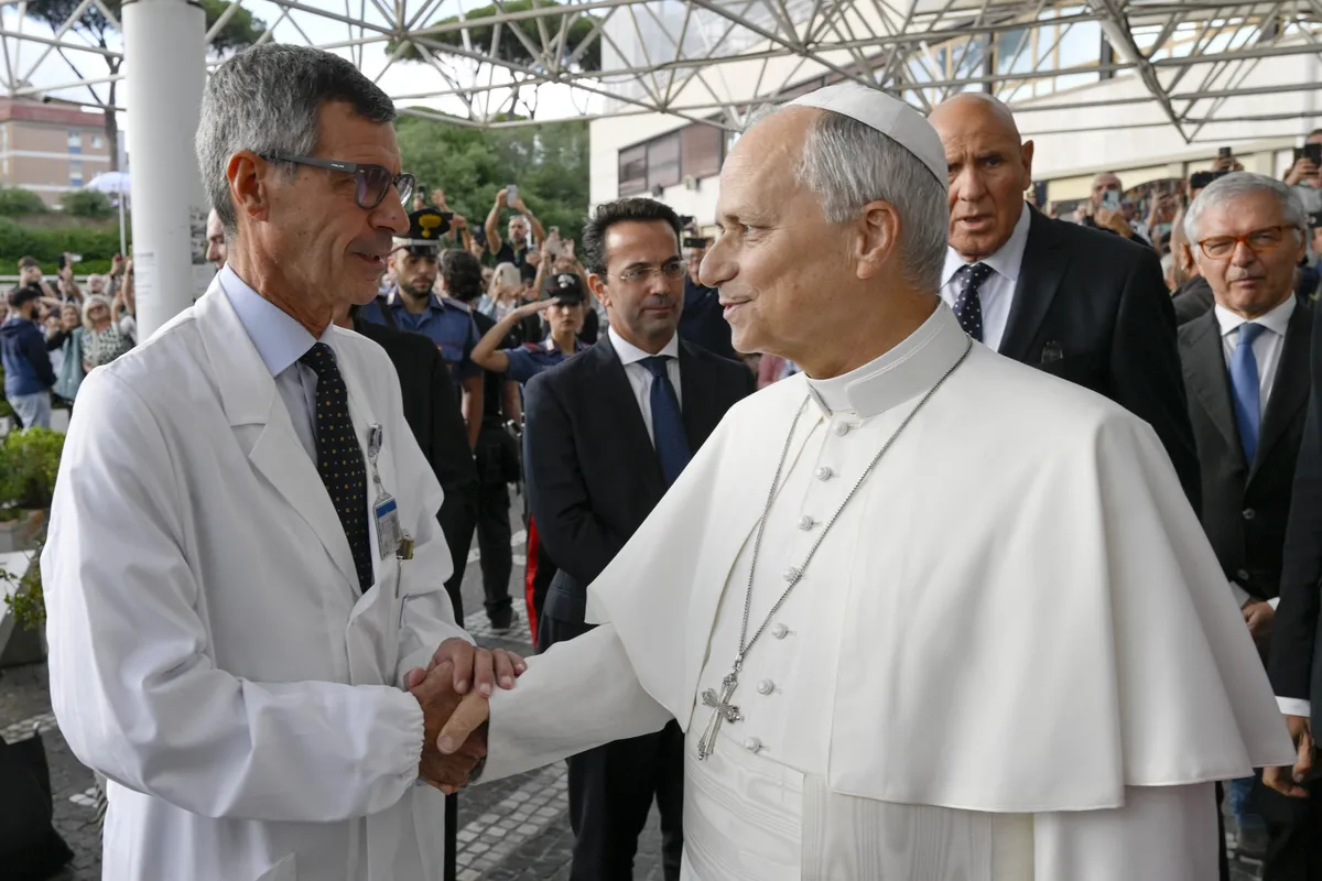 Papa napustio bolnicu nakon operacije pluća, vratio se u Vatikan