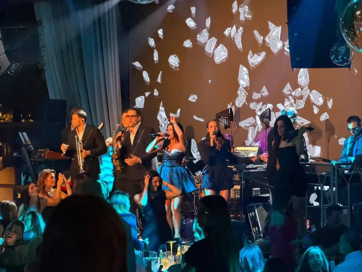Zagrevanje pred solistički koncert: Chegi bend napravio ludnicu u Beogradu uoči spektakla, publika u transu (FOTO)