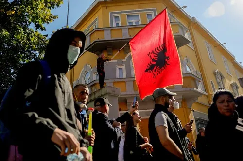 FOTO, VIDEO Policija vodenim topovima i suzavcem rasterivala demonstrante u Tirani: Brojni profesori se pridružili studentima i traže ostavku Rame