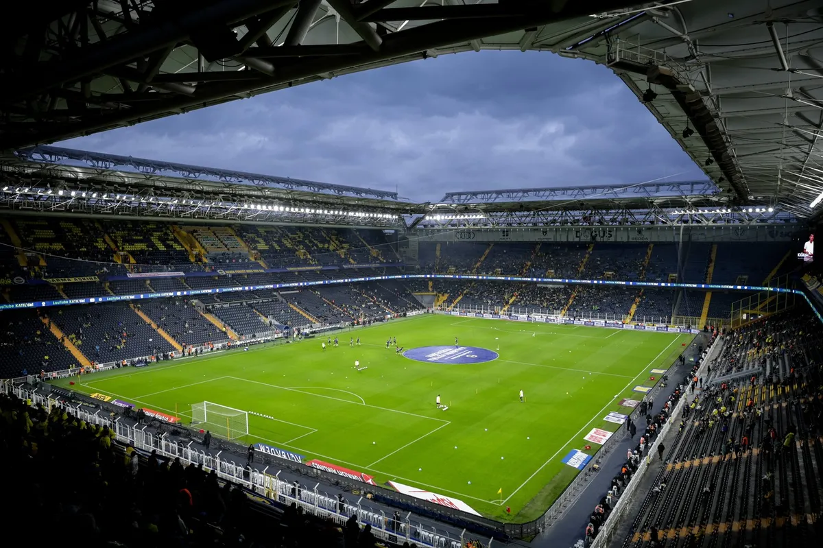 Spektakularan gol u Istanbulu, Fener vodi