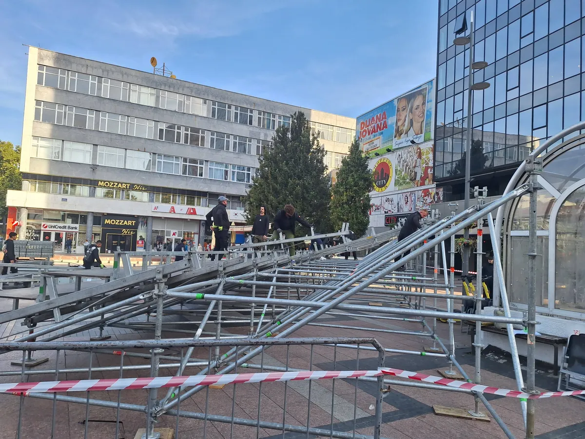 Komunalni inspektori naredili uklanjanje bine za predizborni skup SNS u Nišu