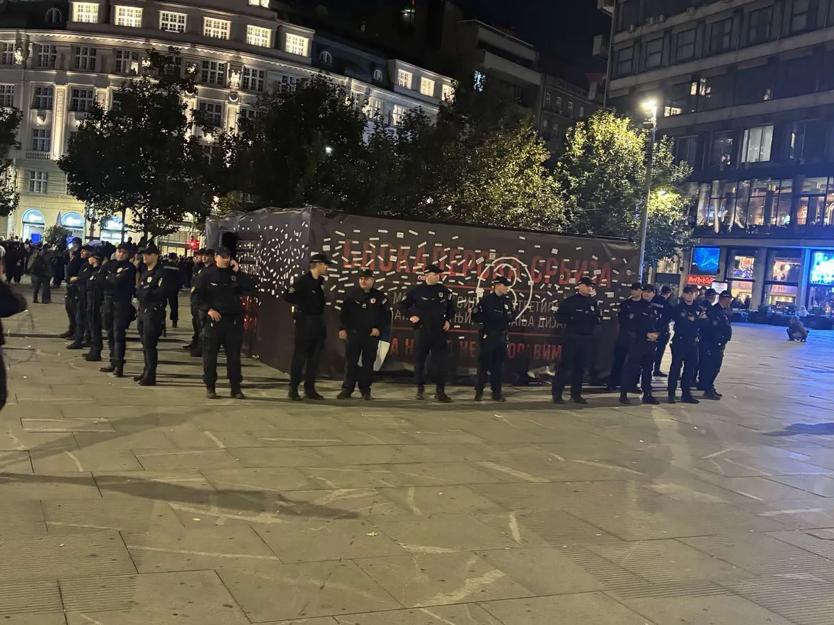 SNS-ova "crna kutija" ukrašena nalepnicama "Studenti pobeđuju": Policajci čuvaju naprednjačku propagandnu instalaciju FOTO VIDEO