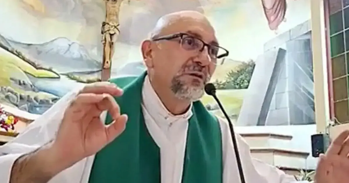 Ogroman krst pao tokom mise i ubio sveštenika pred vernicima: Uznemirujući trenutak zabeležen kamerom (VIDEO)