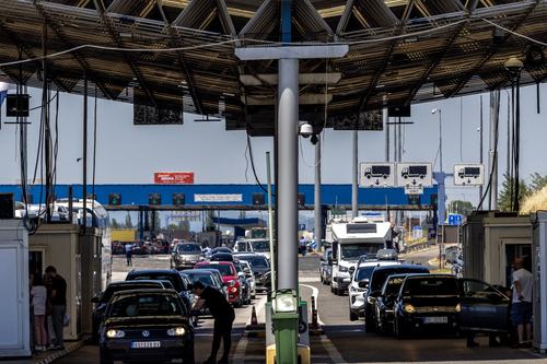 epa12215498 Vehicles are checked at the border crossing Tabanovce near Kumanovo, Republic of North Macedonia, 04 July 2025. North Macedonia and Serbia have launched the One Stop System for joint integrated control at the border.  EPA/GEORGI LICOVSKI
