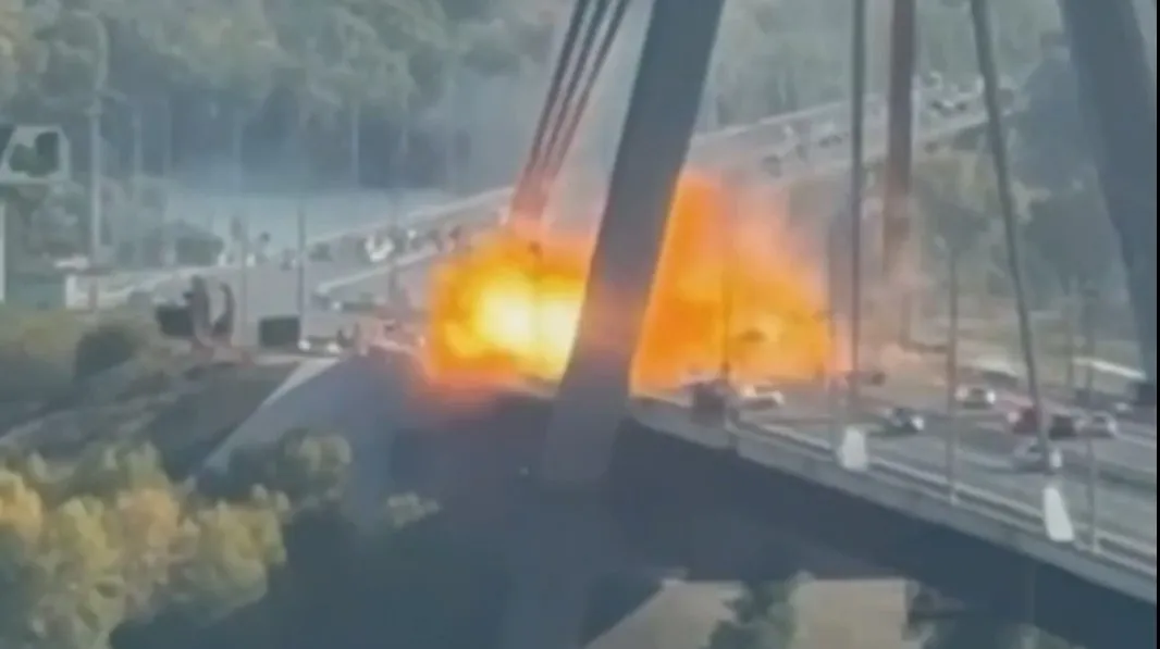 VIDEO Rusi pogodili ključni most u Kijevu dok je bio pun automobila