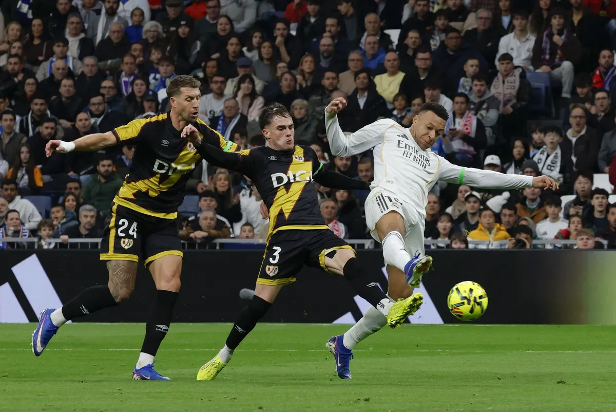 Real Madrid jedva pobedio Rajo Valjekano i primakao se Barseloni - dva crvena kartona i penal u dubokoj nadoknadi Kép