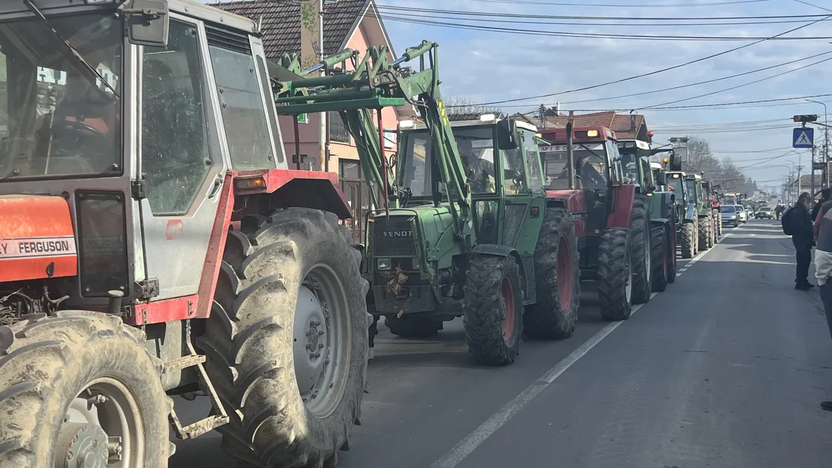 "Nemamo vremena za čekanje, ovu bitku ne smemo da izgubimo": Poljoprivrednici nastavljaju blokadu u Mrčajevcima i preko noći Kép
