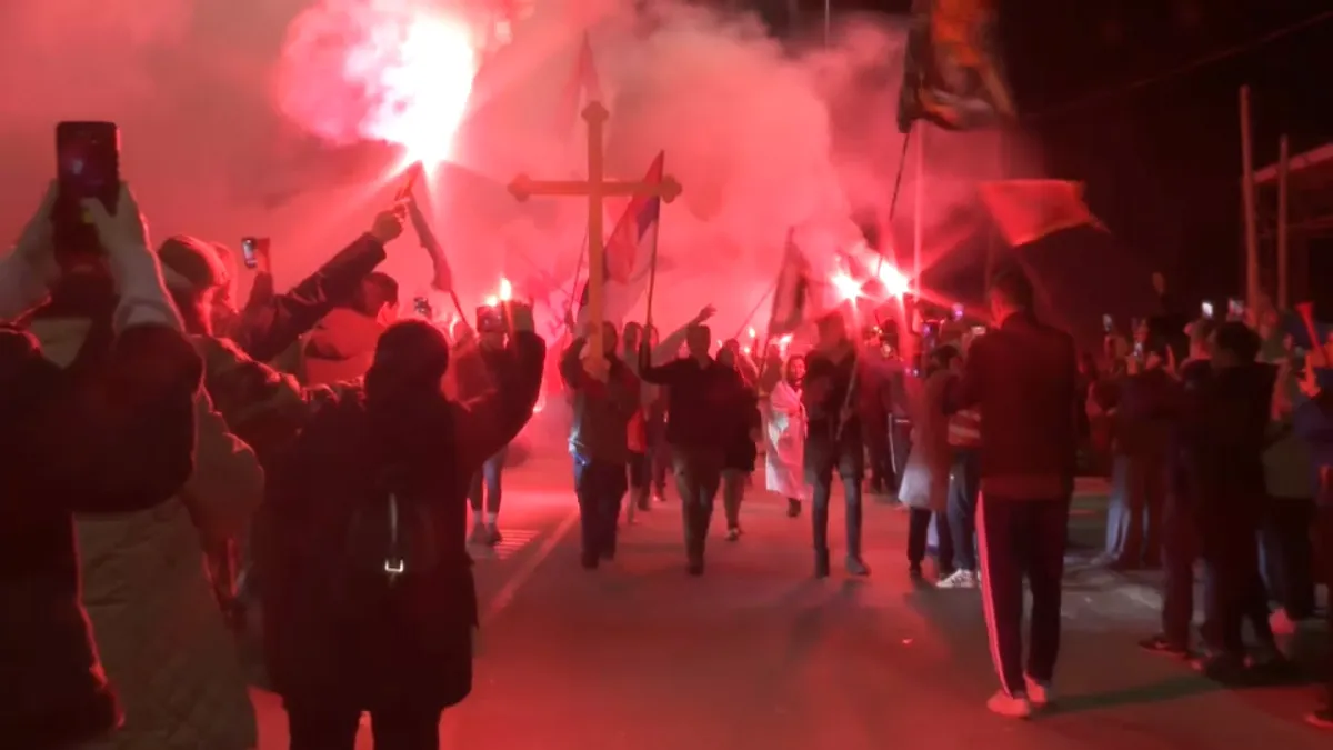 Građani dočekali studente pešake uz baklje i vatromet: Veličanstvena noć u Obrenovcu VIDEO