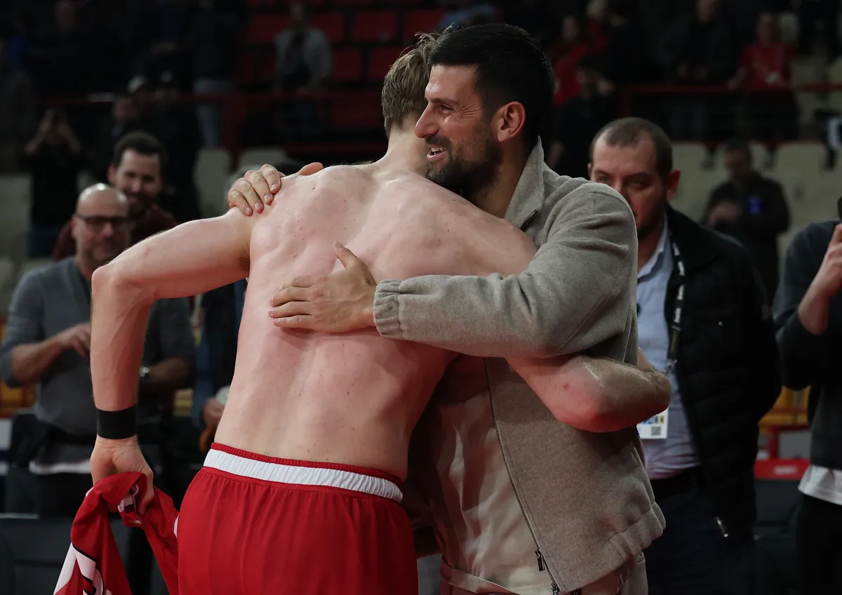 FOTO Đoković gledao poraz Zvezde, pa posle meča dobio poklon od Grka Kép