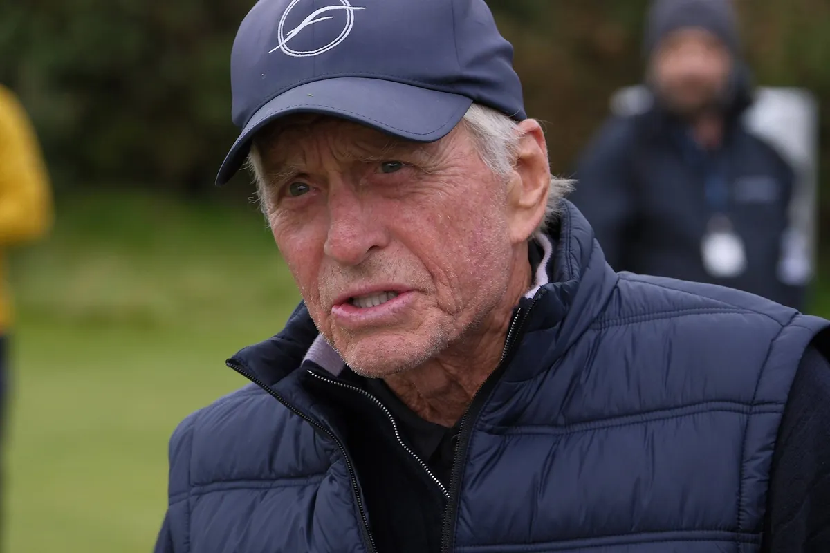 Spava u hotelu od leda na granici sa Rusijom: Majkl Daglas uživa obilazeći Arktik VIDEO Kép