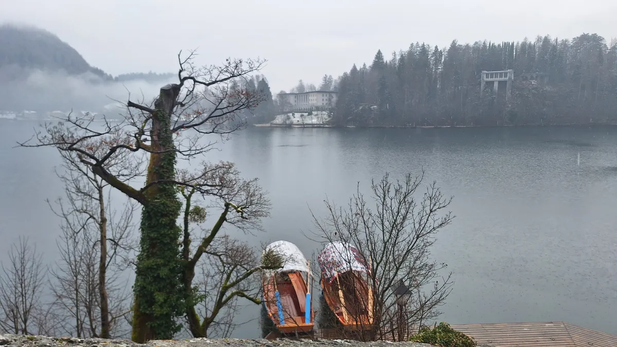 Vila Bled nalazi se na najlepšem mestu na jezeru i čuva tajne istorije Jugoslavije: Bila je mali raj Karađorđevića, Tito je tu primao najveće svetske lidere, a evo kako danas izgleda Kép