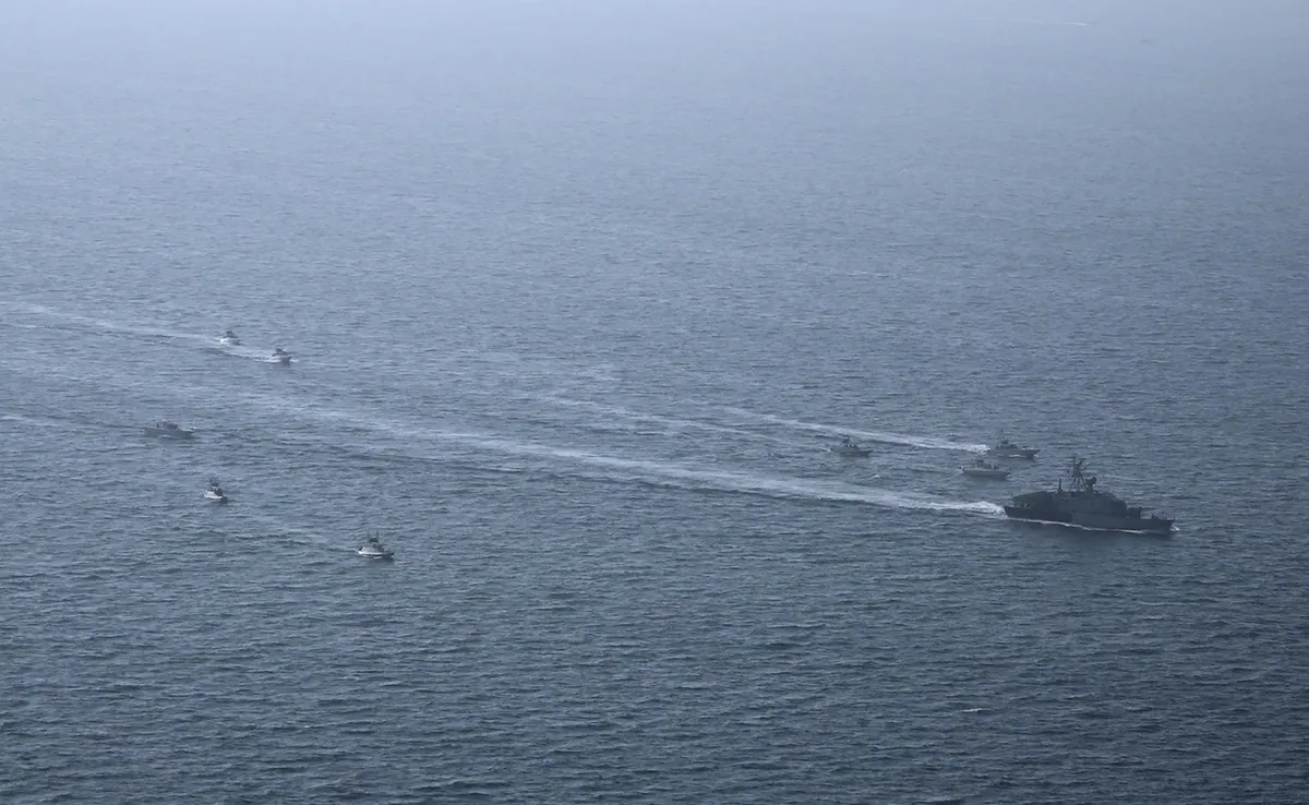 FOTO Ovo je satelitski snimak „roja“ brzih iranskih ratnih čamaca kod Hormuza