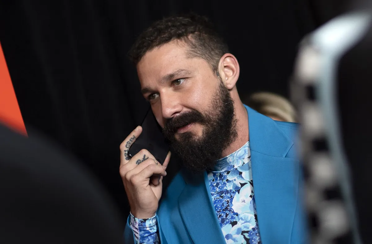 Poznati glumac snimljen nadzornom kamerom na vratima kuće, ljudi se čude šta je radio (VIDEO)