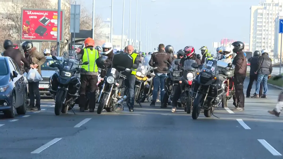 Studenti u blokadi uputili apel građanima Srbije: Dvoje bajkera pred skup na Slaviji doživeli tešku nesreću, potrebna im je naša pomoć