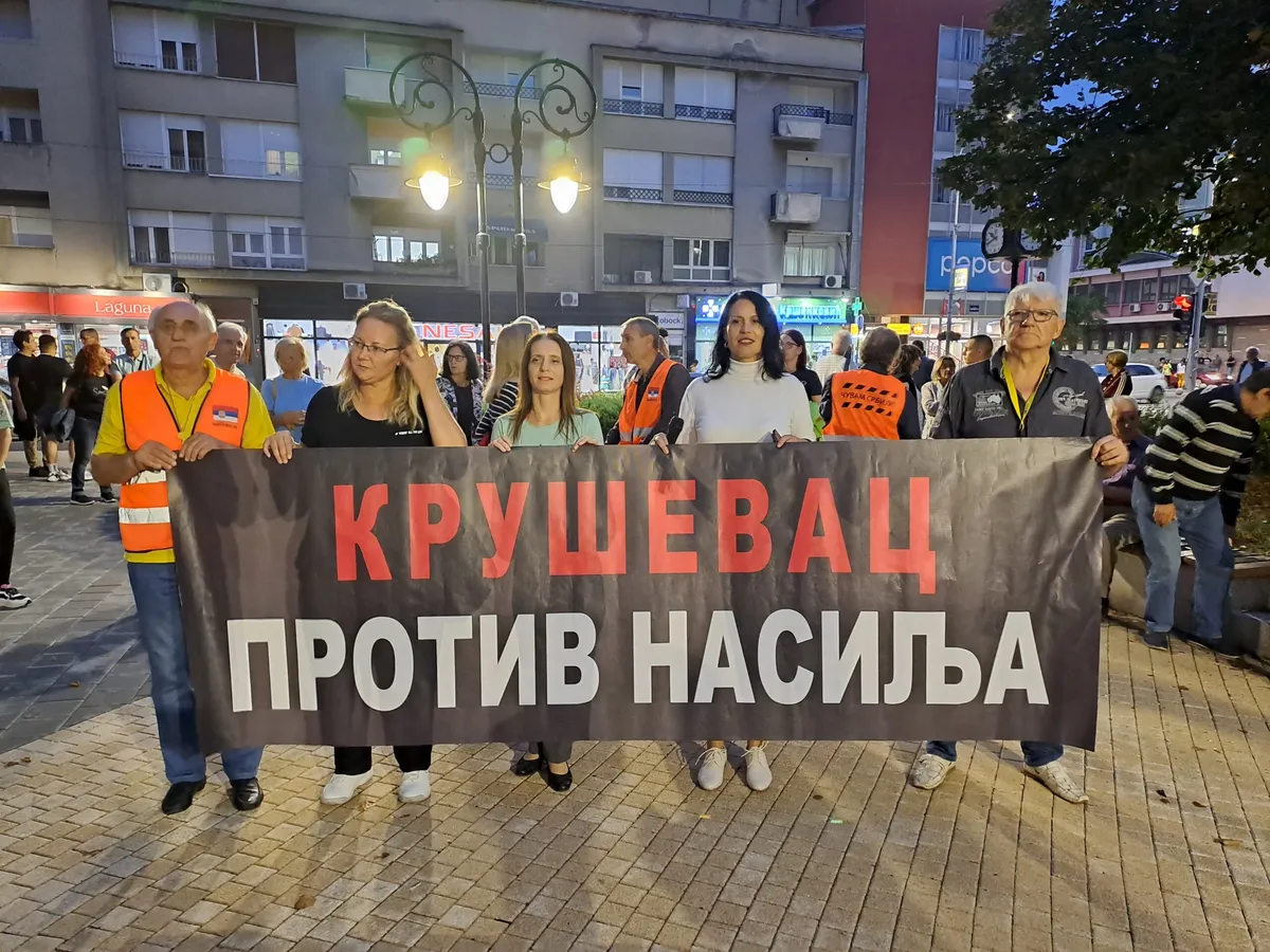 Studenti i građani protestovali ispred zgrade policije u Kruševcu: Traže da im vrate oduzeti transparent "Studenti pobeđuju"
