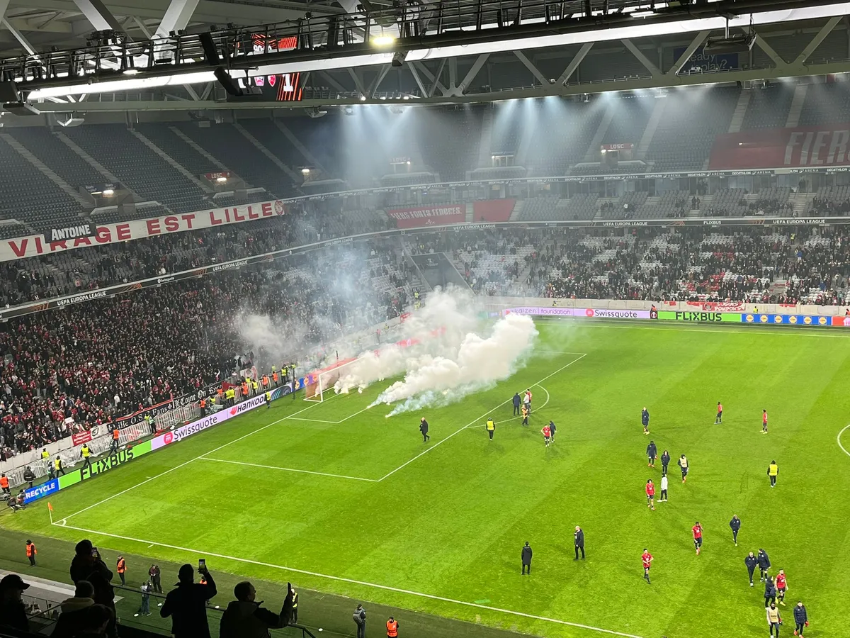 Ovo niste videli u prenosu: Haos u Lilu nakon Zvezdine pobede, navijači gađali igrače bakljama VIDEO Kép