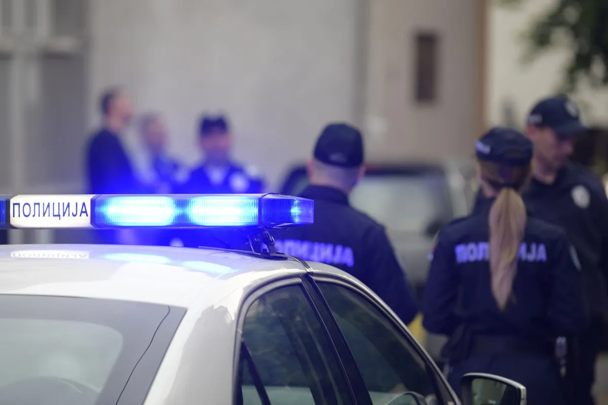 Uhapšen crnogorski državljanin zbog sumnje da je koristio falsifikovanu ličnu kartu i pasoš Srbije Kép