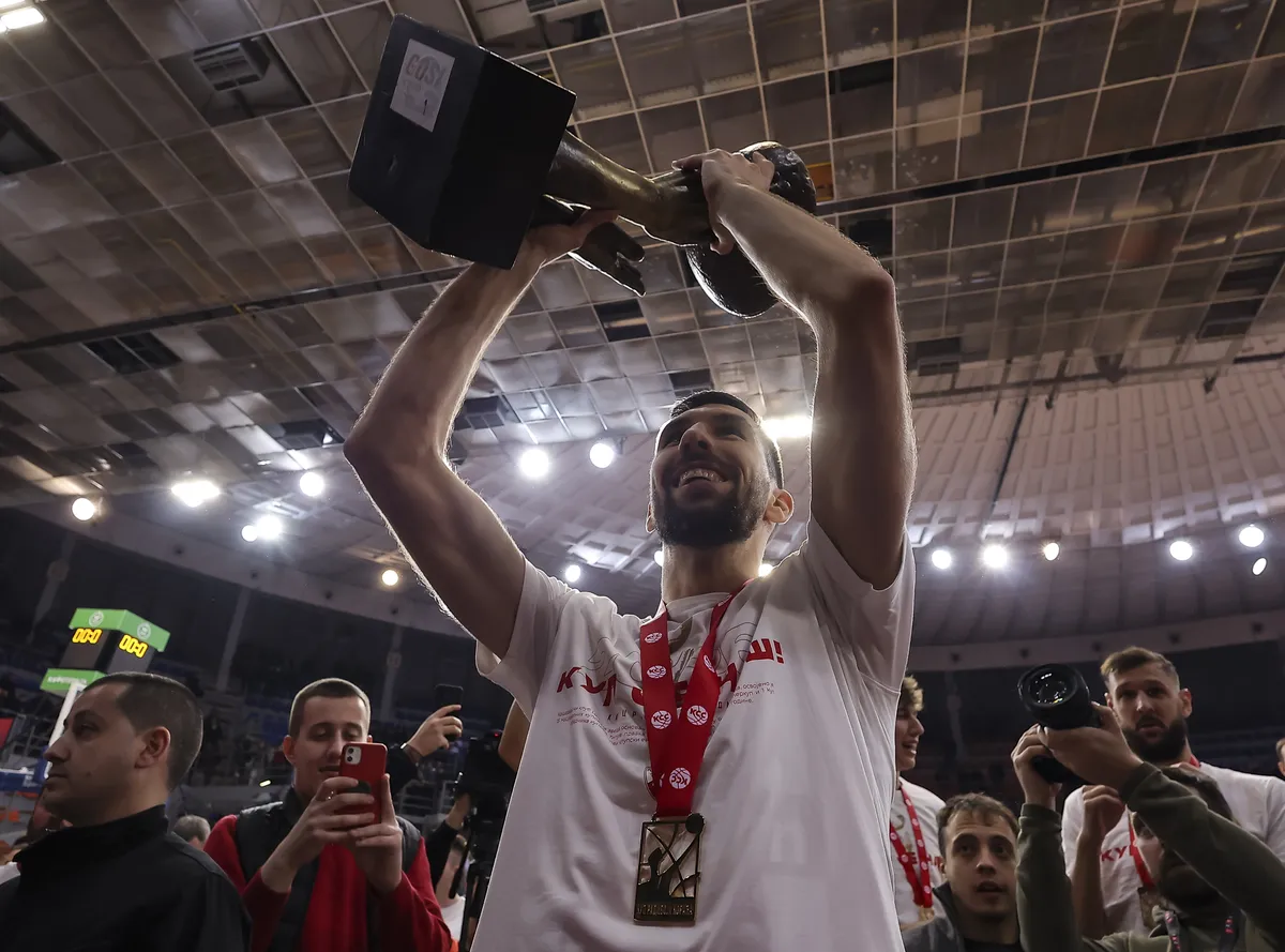 VIDEO Pogledajte delić Zvezdinog slavlja u Nišu, Dobrić dizao trofej pred navijačima Kép