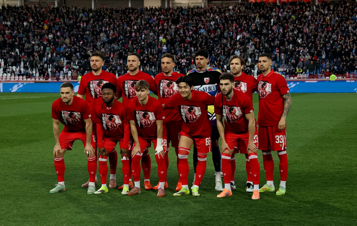 FOTO "U večnost": Fudbaleri Crvene zvezde u posebnim majicama izašli na derbi Kép