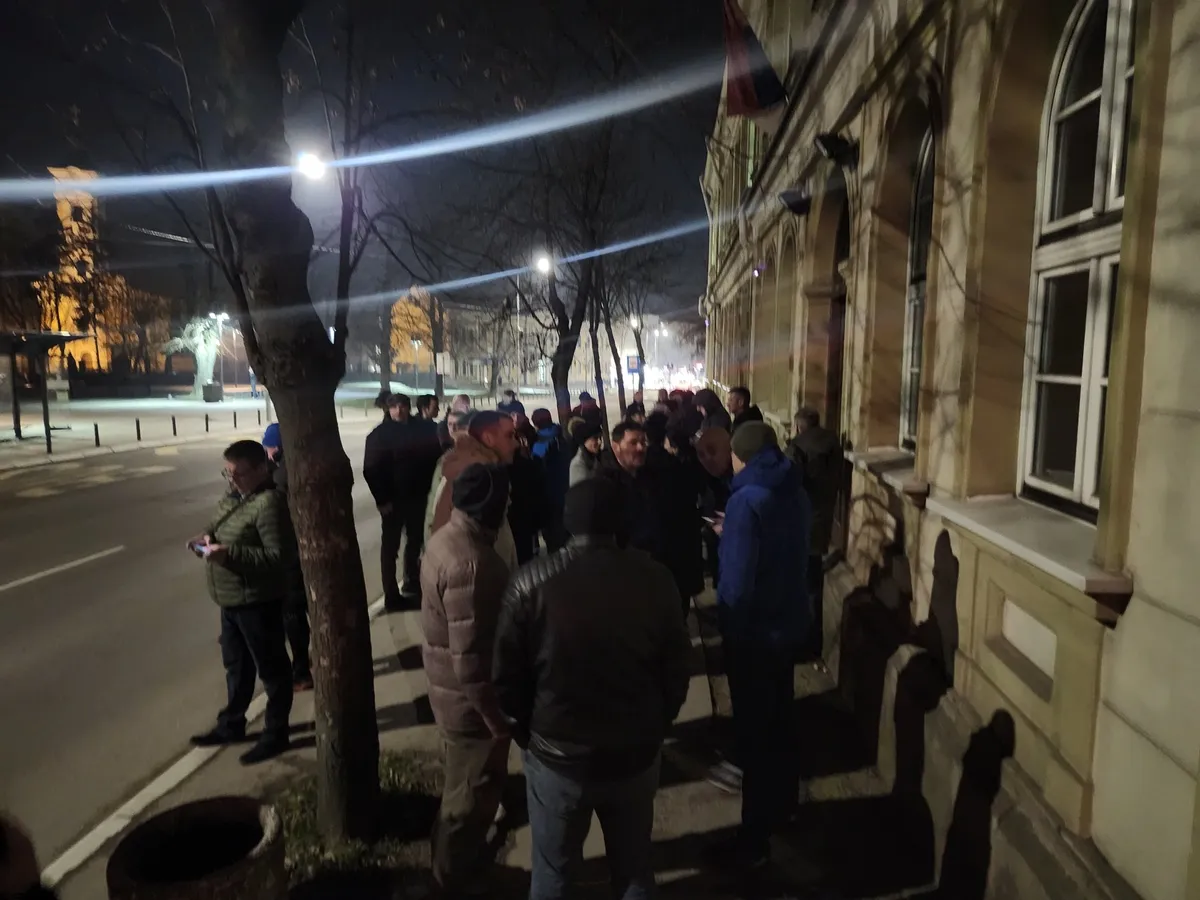 Građani ispred Tužilaštva u Kraljevu: Uhapšeni veterani, optužili da su planirali napad na Vučića Kép