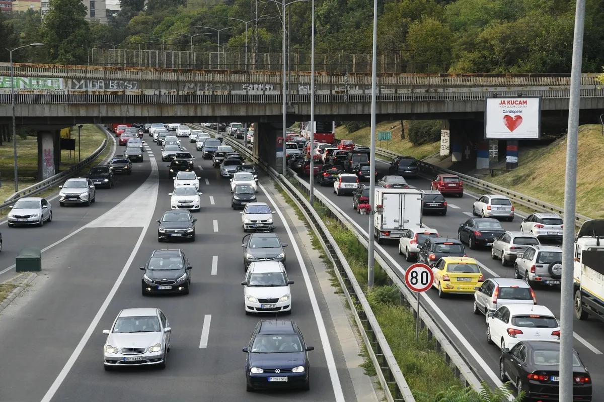 Kolaps na Autokomandi i u Ustaničkoj: Putnici izlaze iz vozila i pešače, vozači okreću automobile
