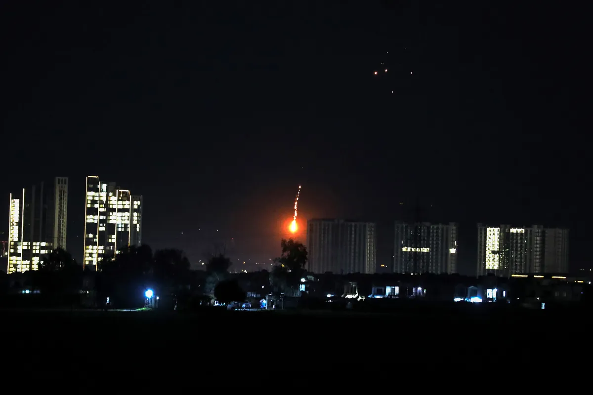 VIDEO Bljesak, udar, pa eksplozija: Američki konzulat  u plamenu nakon što ga je pogodio iranski dron u Dubaiju Kép