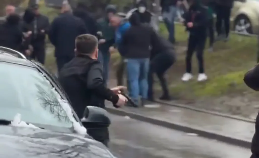 Muškarac sa pištoljem snimljen kako izlazi iz automobila i prilazi batinašima koji su napali građane u Bajinoj Bašti VIDEO