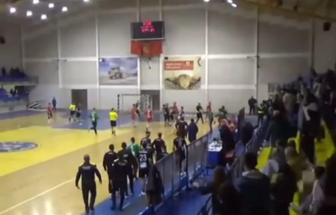 VIDEO Skandal i opšta tuča na utakmici u Crnoj Gori: Jedan igarač ostao bez svesti, zamalo da nastrada i predsednik kluba