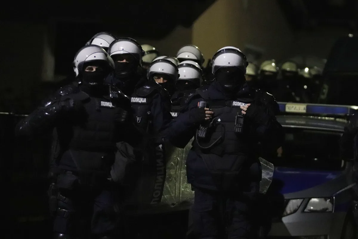 Sramotno ponašanje u Novom Sadu: Dok naprednjaci gađaju flašama, policija šutira i potiskuje građane i studente VIDEO