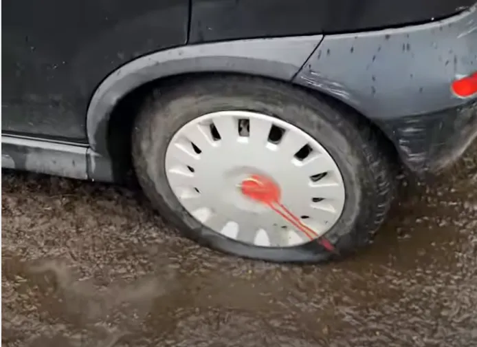 VIDEO Nemanji Šaroviću izbušena guma na automobilu dok je bio na suđenju sa Anom Brnabić: "Slučajnost ili ne"