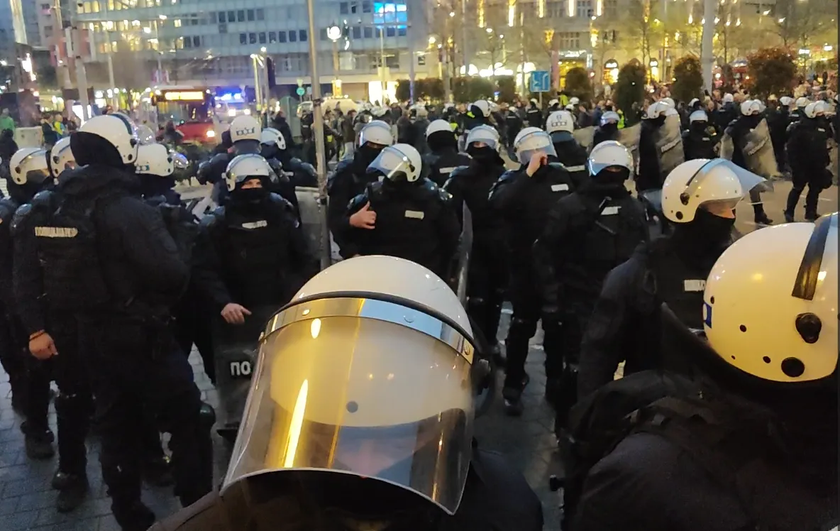 Ljudi se pitaju da li je ovo nanogvica na nogama policajaca: Nije, a objašnjavamo šta je zapravo