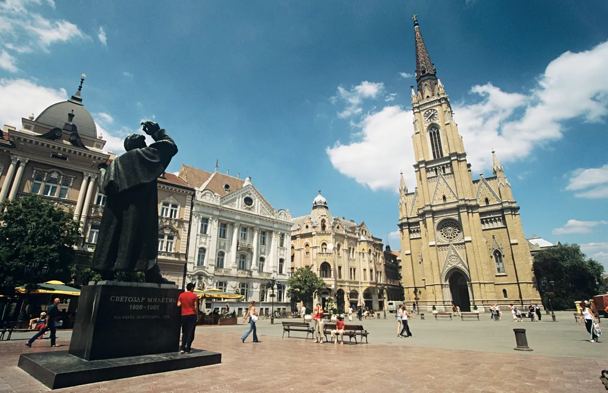 VIDEO Deo drvene skele pao na prolaznicu u centru Novog Sada, povređena žena prevezena u Urgentni centar