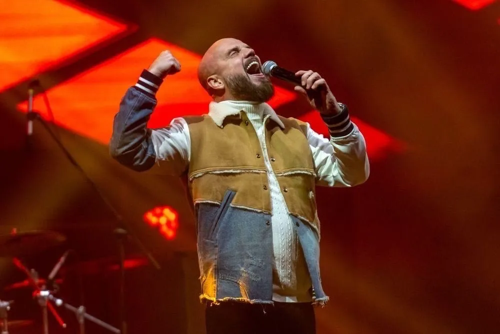 Zbog čega je jedna pesma preokrenula sve: Boban Rajović dobio vredan poklon, zauzvrat pevač pružio podršku mladom kolegi (FOTO)