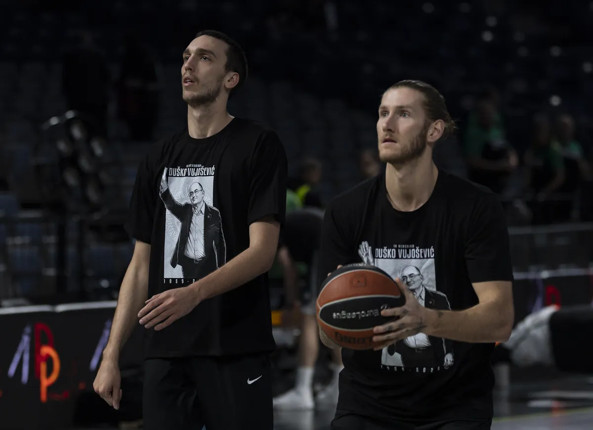 FOTO Koreografija u čast Vujoševića: Košarkaši Partizana izašli u posebnim majicama na teren